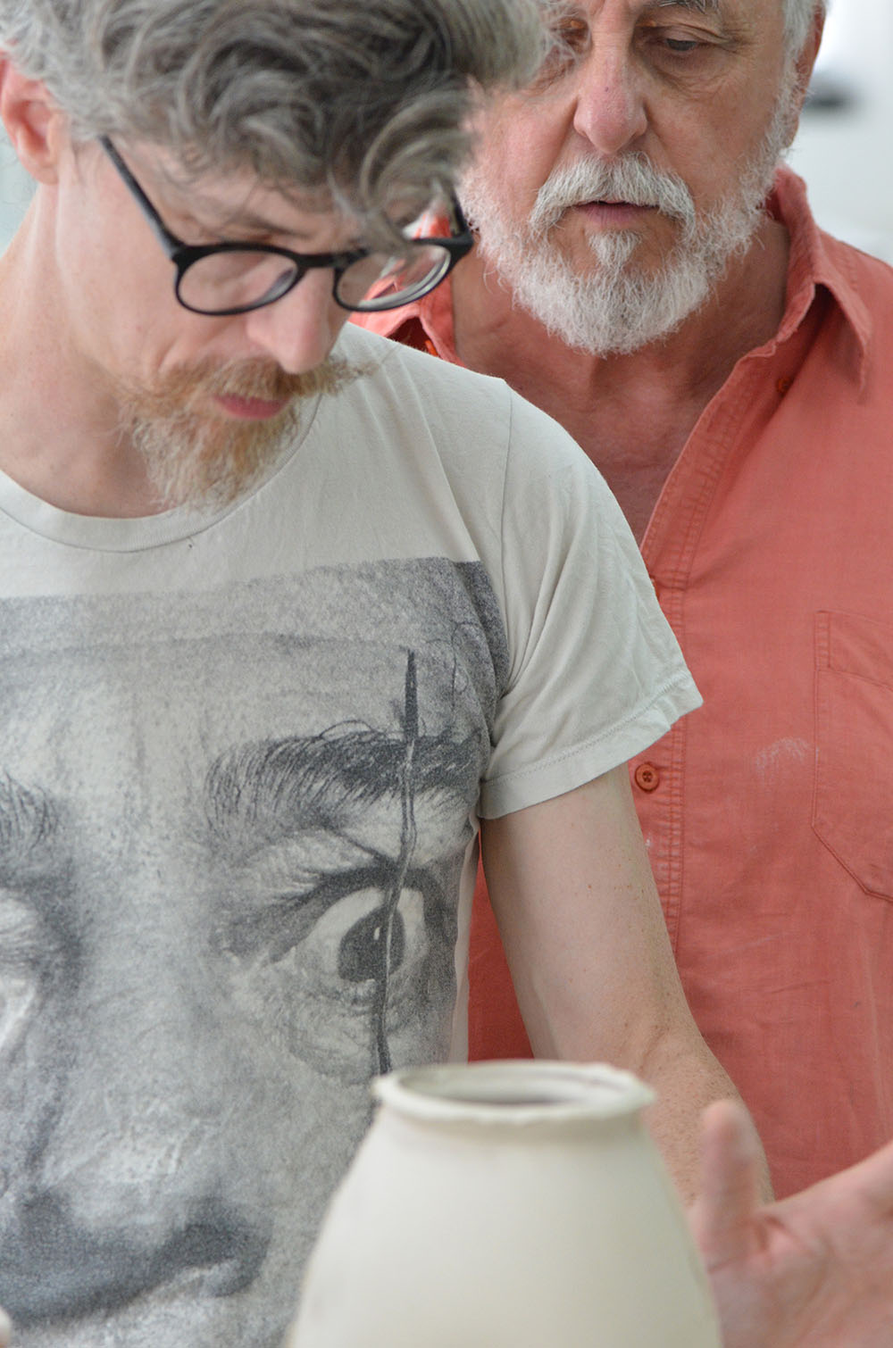 Vincent et Romain Buffile travaillant sur un vase